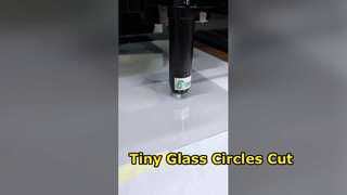 Ultra şeffaf camdan 1 mm'lik küçük dairelerin toplu kesimi